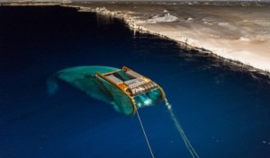 Night-time deployment of the SUIT net, which can dive under the sea ice to catch organisms living below the sea ice. (Photo : Jan van Franeker/Alfred Wegener Institute)