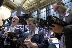 Traders work on the floor of the New York Stock Exchange February 2nd, 2016. REUTERS/Brendan McDermid