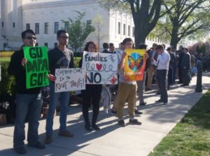 Protesters in front of the U.S. Supreme Court in Washington, D.C. ahead of landmark hearing on immigration, April 18, 2016. (E. Cherneff / VOA )