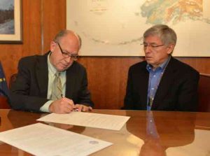 Governor Walker and Lt Governor Mallott signing a Memorandum of Understanding for Transboundary in November of 2015. Image-State of Alaska