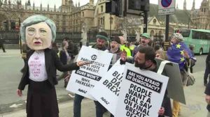 Demonstrators protesting over Brexit. Image-VOA