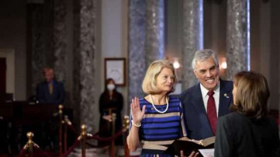 Murkowski Sworn-In for New Term at Start of 118th Congress