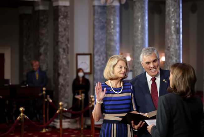 Murkowski Sworn-In for New Term at Start of 118th Congress