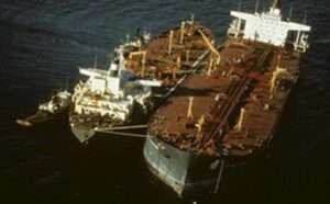 Response crews attempt to remove the remaining oil aboard the grounded tanker Exxon Valdez. Image-NOAA