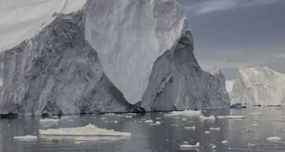 Massive iceberg discharges during the last ice age had no impact on nearby Greenland