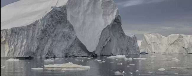 Iceberg discharges during the last ice age likely had no impact on nearby Greenland. Here, icebergs in Disko Bay off the coast of Ilulissat, Greenland.
Credit: Buiobuione