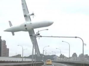 Taiwan's TransAsia ATR-72 Turboprop moments before it crashed into the Keelung River. Image-TVBS