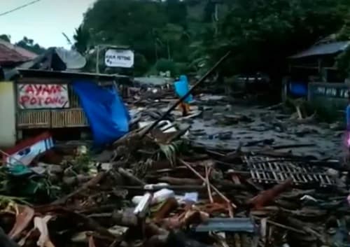 Heavy Rains Complicating Rescue, Relief Efforts on Indonesia’s Tsunami-Hit Areas